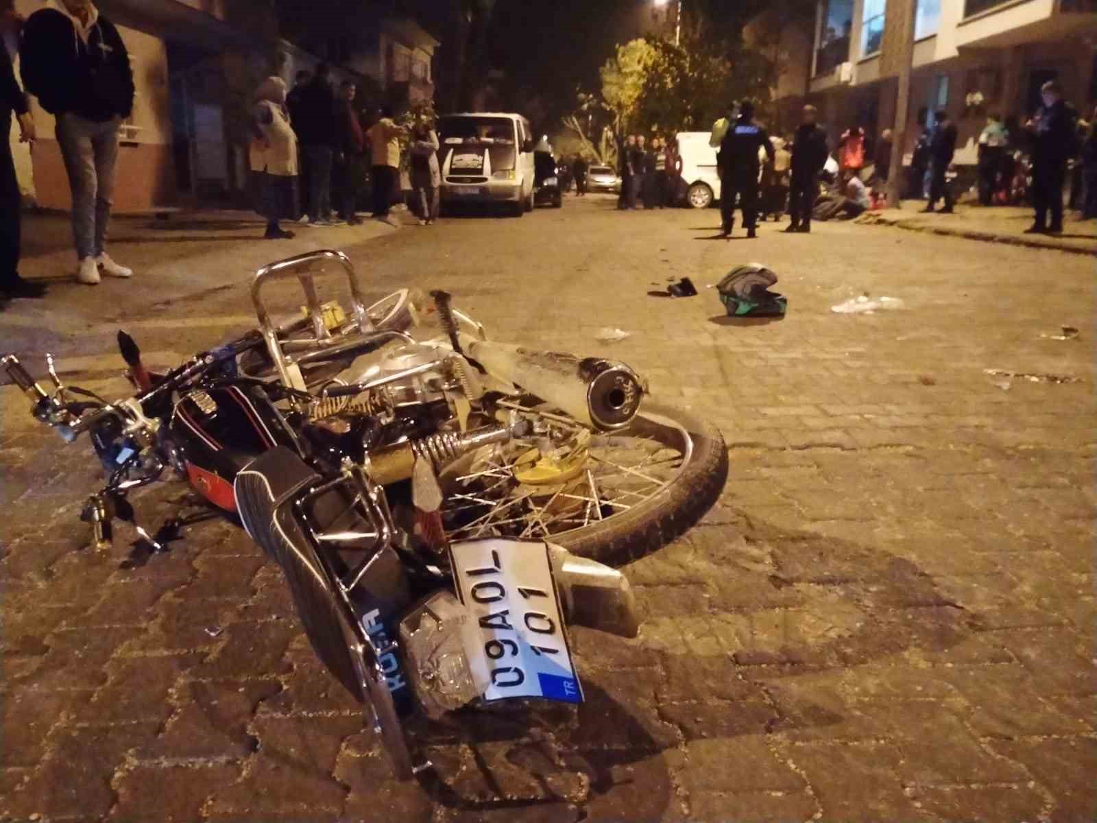 Motosikletle çarpışarak savrulan ticari araç, park halindeki araçlara çarptı: 9 yaralı
