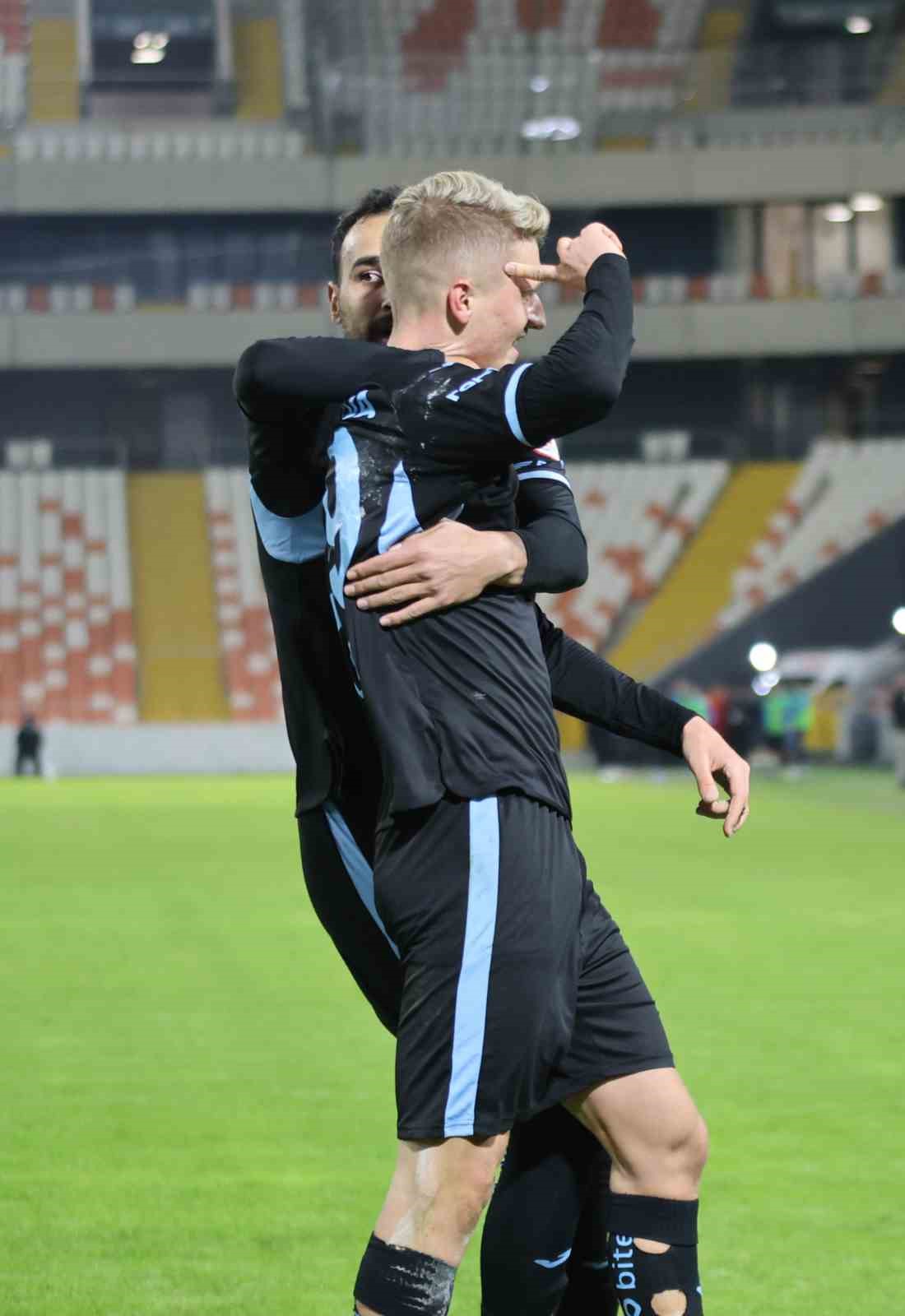 Ziraat Türkiye Kupası: Adana Demirspor: 4 - Sebat Gençlikspor: 3
