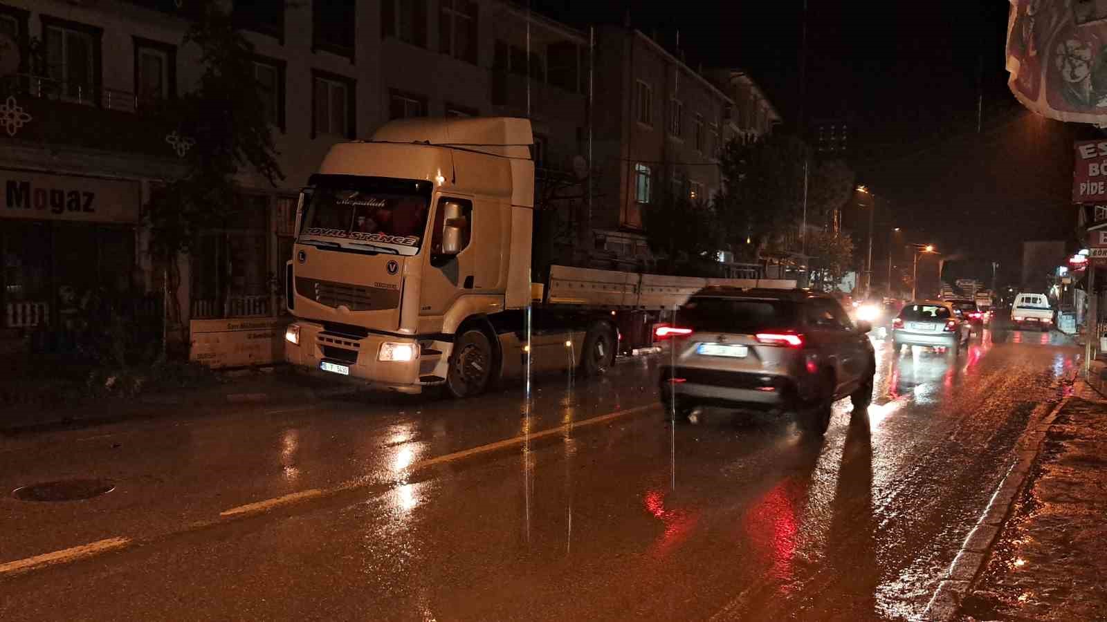 Önce traktöre sonra tıra çarptı: Burnu bile kanamadı
