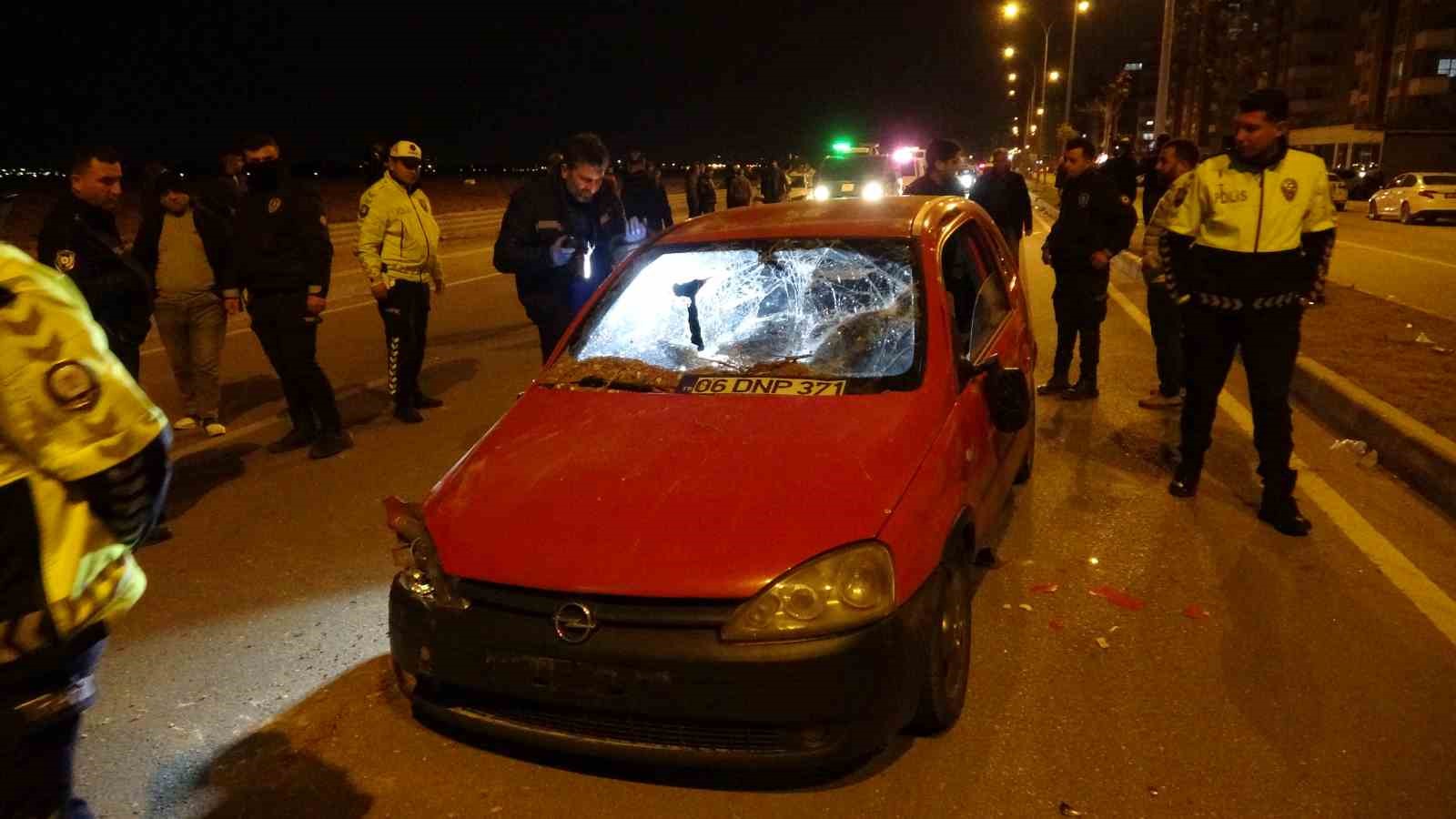 Motosiklet sürücüsü kazada öldü, yakınları çarpan otomobili parke taşıyla parçaladı
