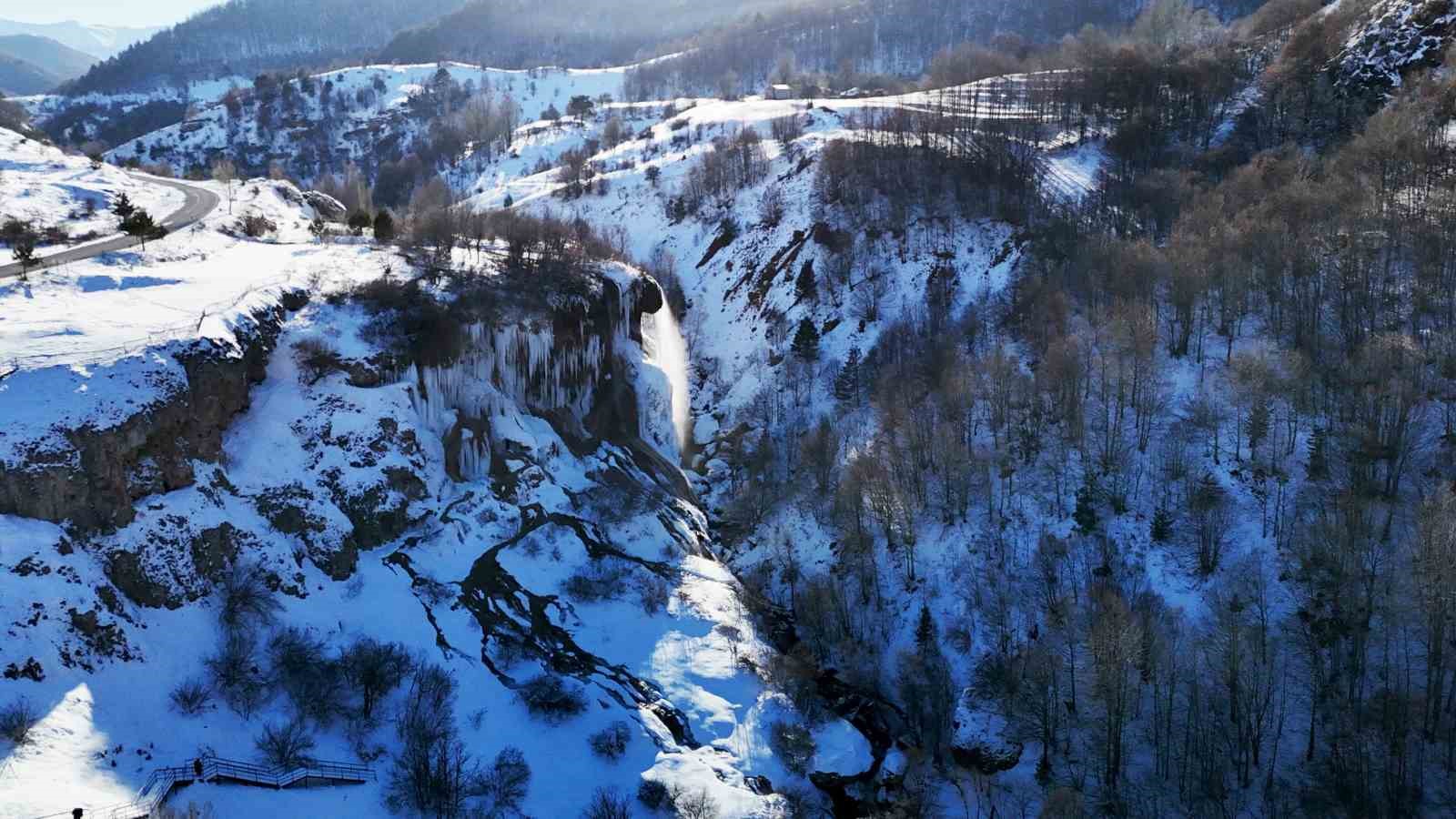 Sivas’ta hayat dondu, ünlü şelalede dev buz sarkıtları oluştu
