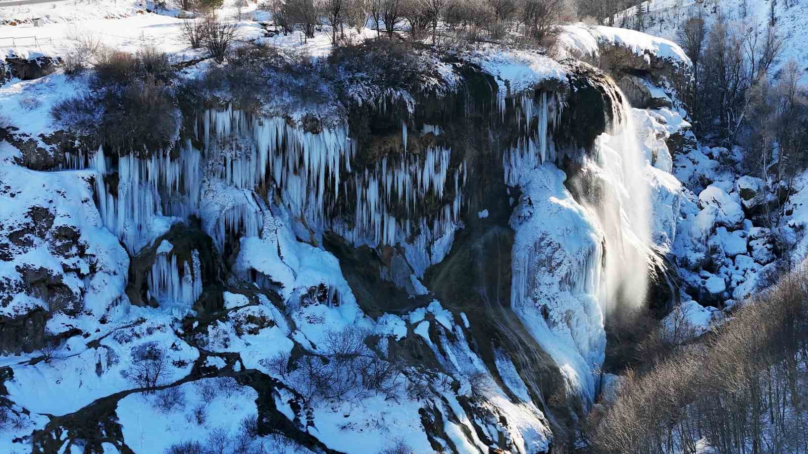 Sivas’ta hayat dondu, ünlü şelalede dev buz sarkıtları oluştu
