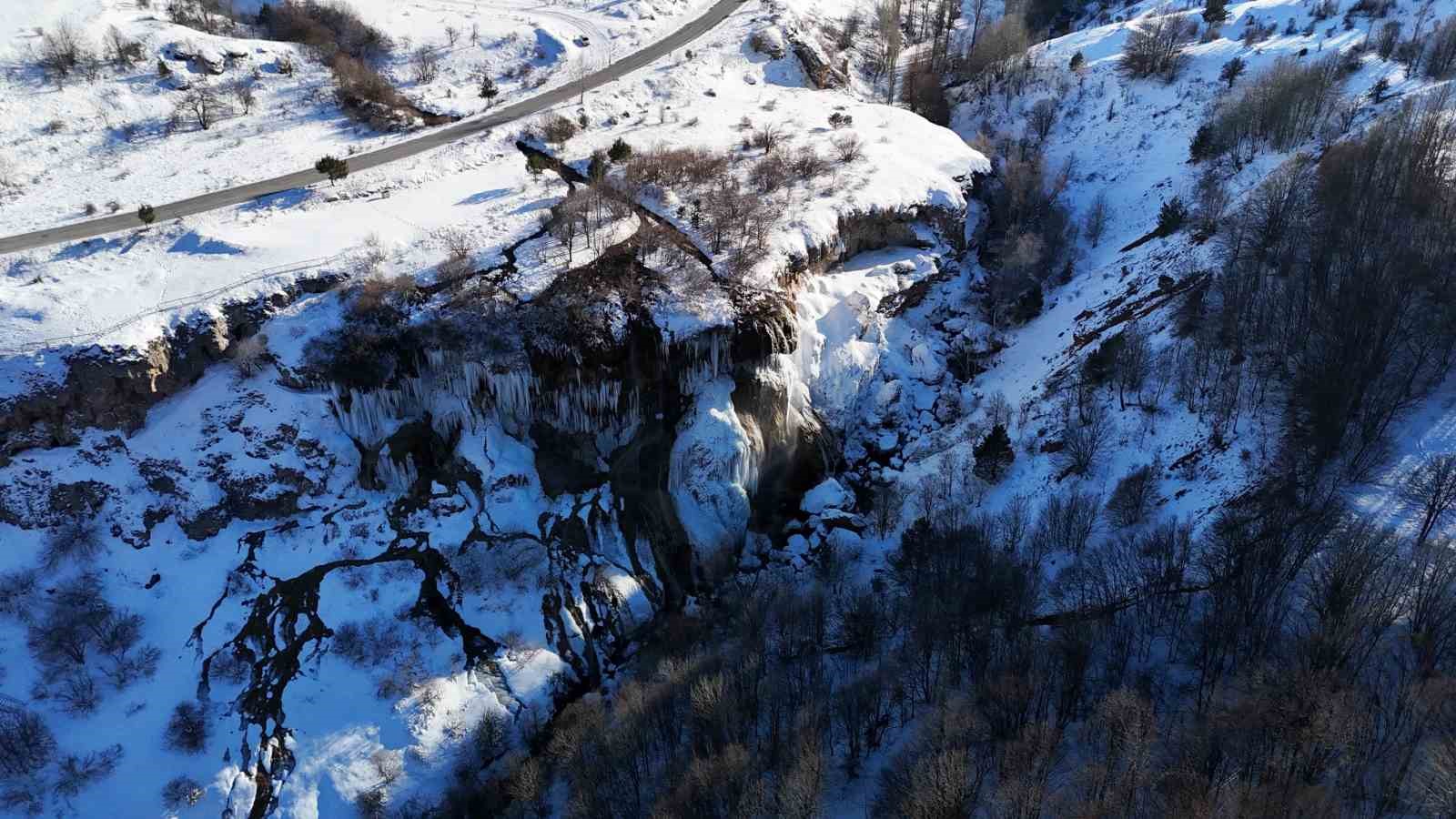 Sivas’ta hayat dondu, ünlü şelalede dev buz sarkıtları oluştu
