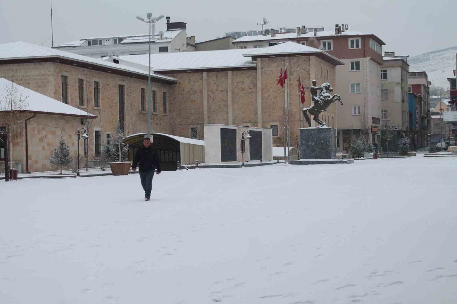 Beyaz örtüyle kaplanan Bayburt’tan kış manzaraları
