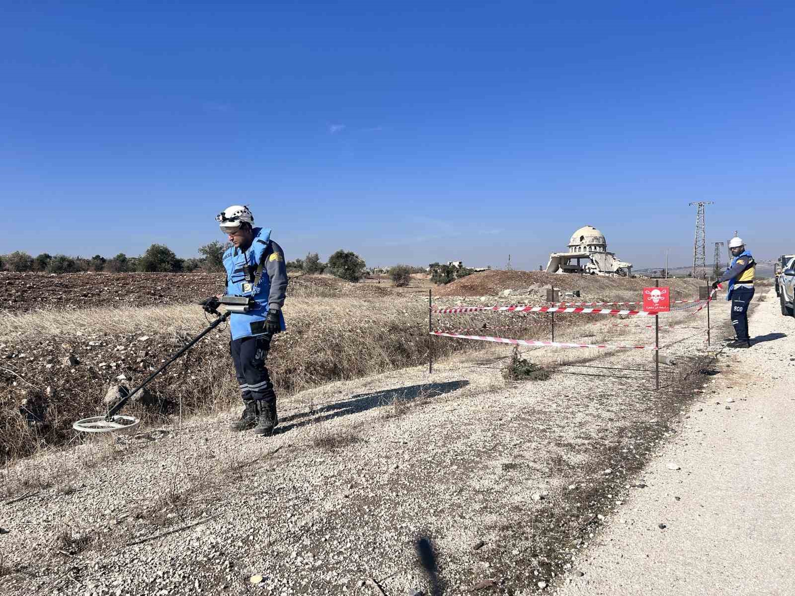 Terör örgütü PKK/YPG’nin Tel Rıfat’ta yollara döşediği bombalar temizleniyor
