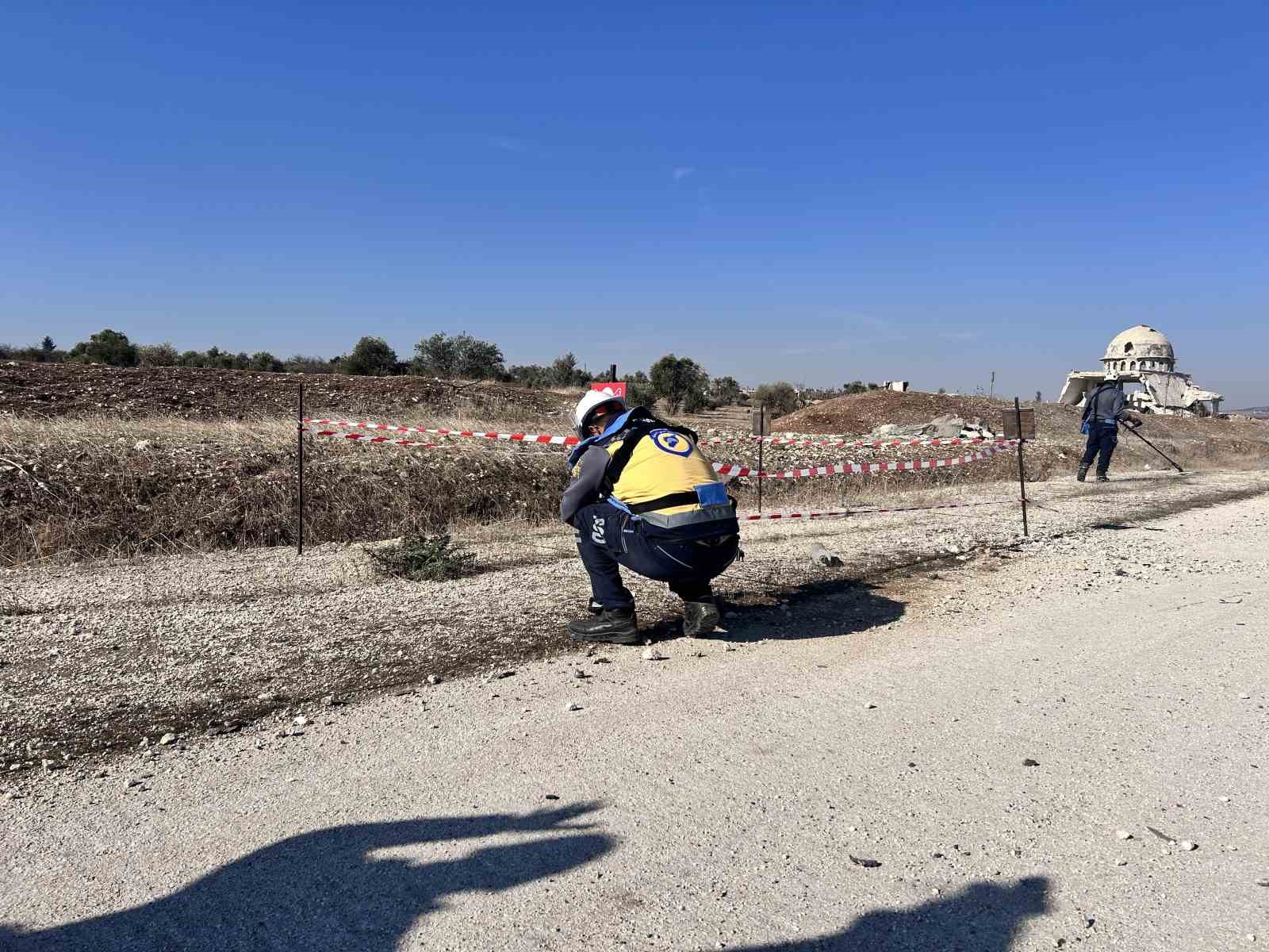 Terör örgütü PKK/YPG’nin Tel Rıfat’ta yollara döşediği bombalar temizleniyor
