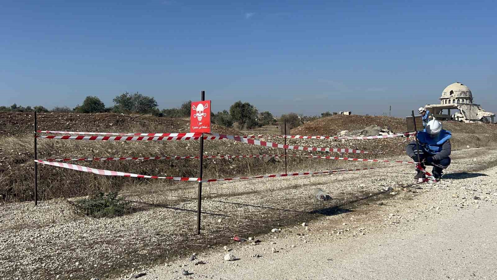 Terör örgütü PKK/YPG’nin Tel Rıfat’ta yollara döşediği bombalar temizleniyor
