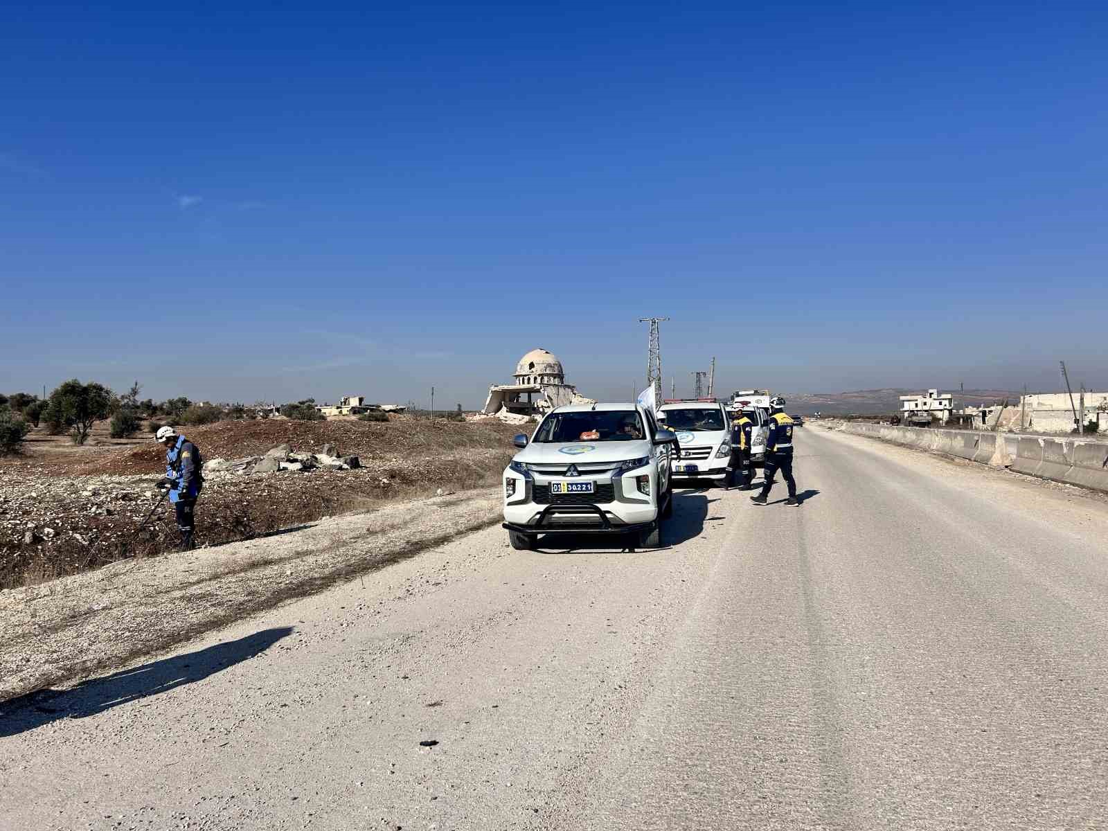 Terör örgütü PKK/YPG’nin Tel Rıfat’ta yollara döşediği bombalar temizleniyor
