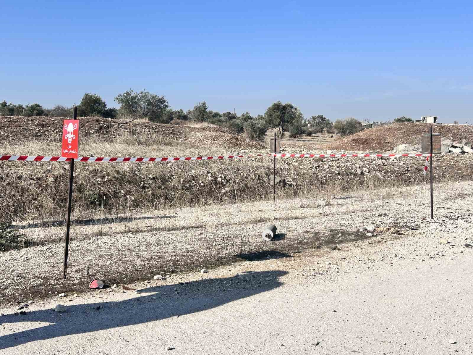 Terör örgütü PKK/YPG’nin Tel Rıfat’ta yollara döşediği bombalar temizleniyor
