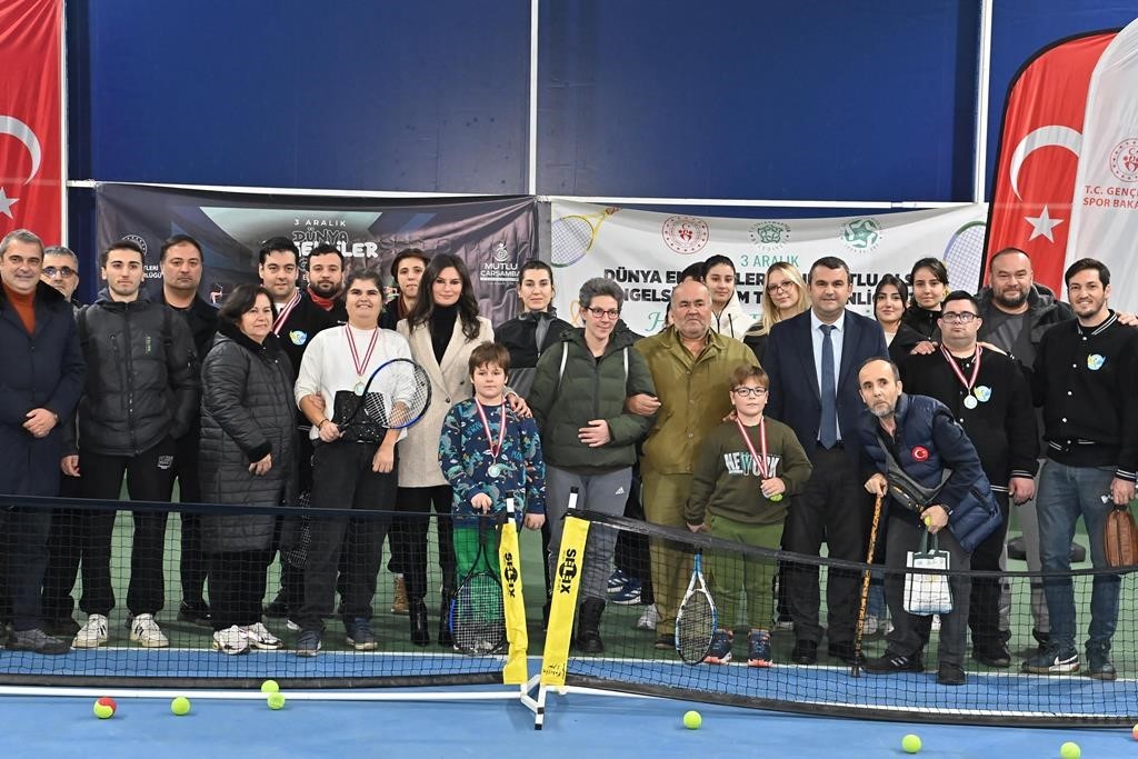 Tenis ve yüzme etkinliğinde buluştular
