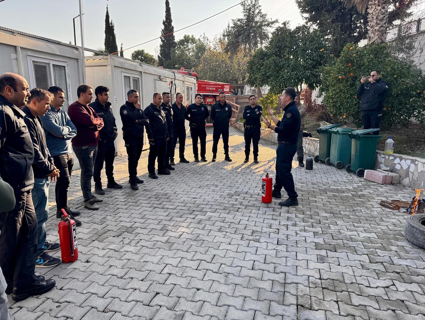 İtfaiye ekiplerinden polislere yangın eğitimi
