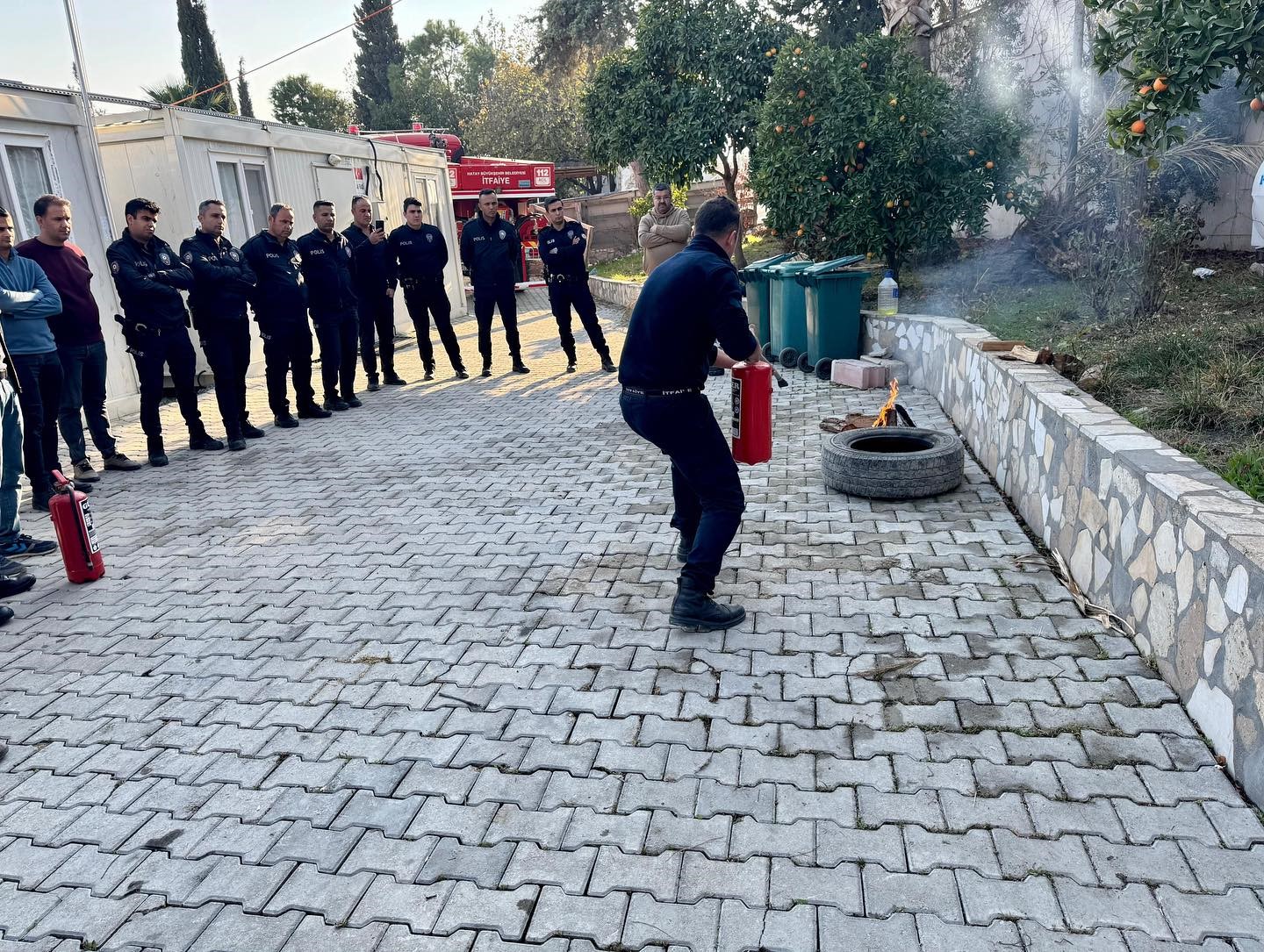 İtfaiye ekiplerinden polislere yangın eğitimi
