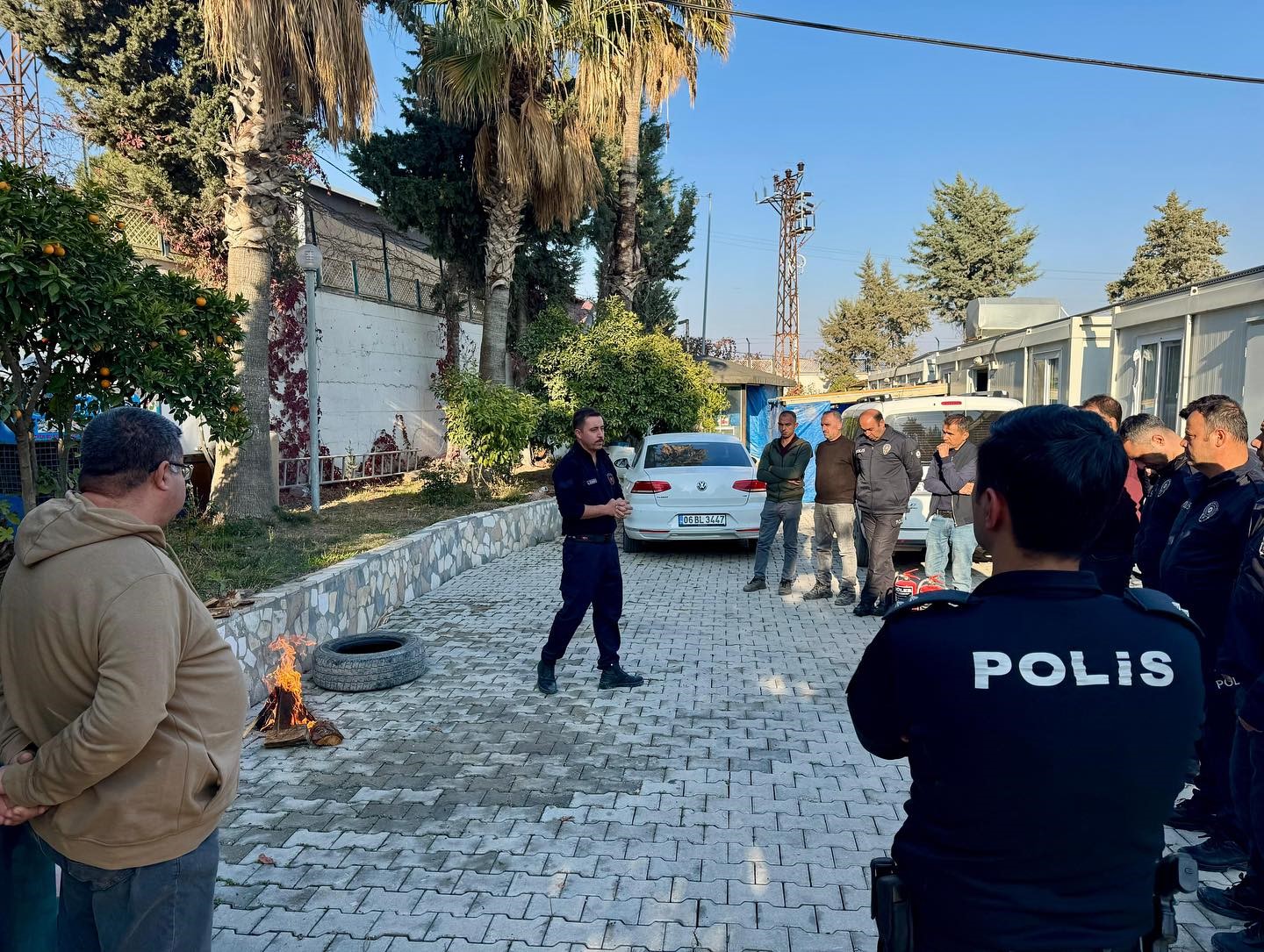 İtfaiye ekiplerinden polislere yangın eğitimi
