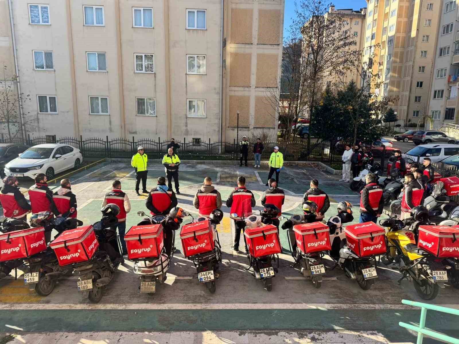 Trafik güvenliği için motokuryelere eğitim verildi
