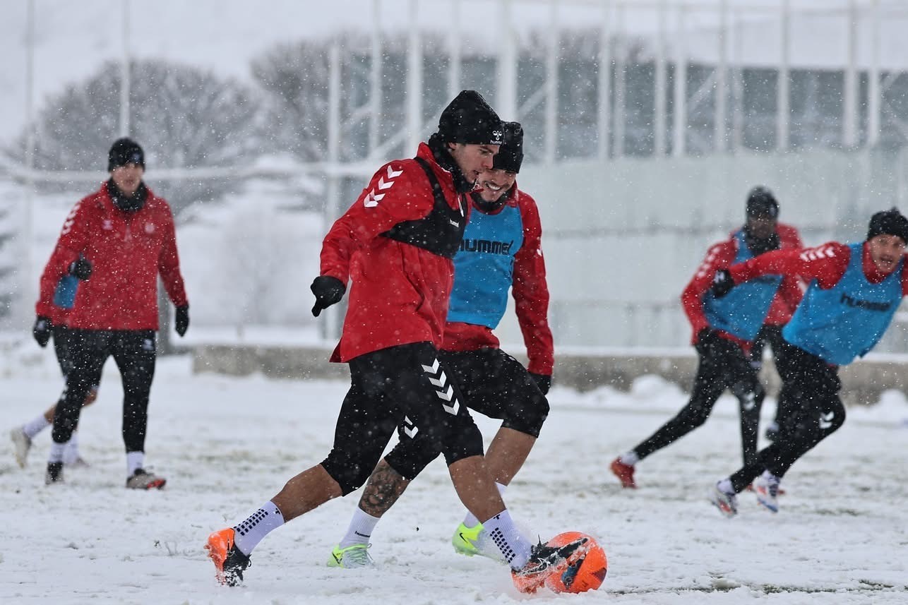 Sivasspor, yoğun kar altında çalıştı
