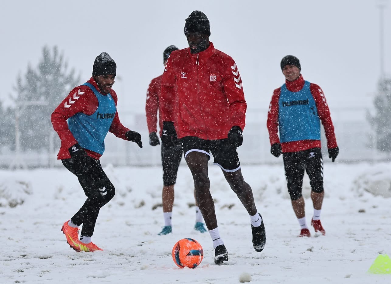 Sivasspor, yoğun kar altında çalıştı
