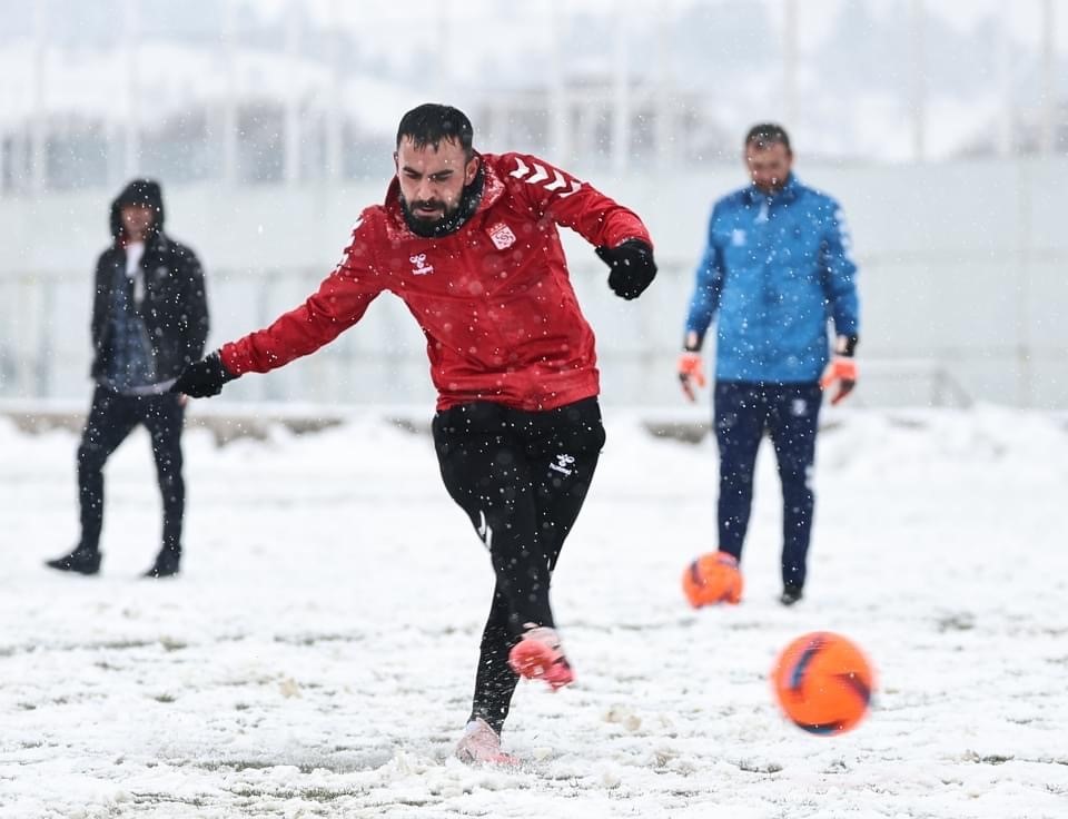 Sivasspor, yoğun kar altında çalıştı
