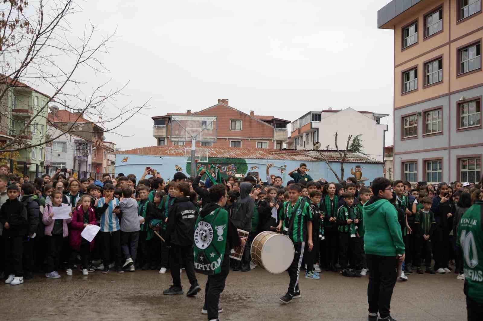 Çocuklar, Kocaelispor’un oyuncularını meşalelerle karşıladı
