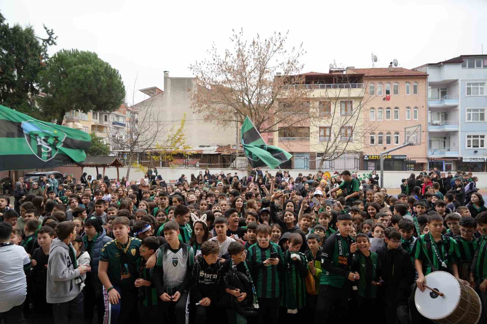 Çocuklar, Kocaelispor’un oyuncularını meşalelerle karşıladı
