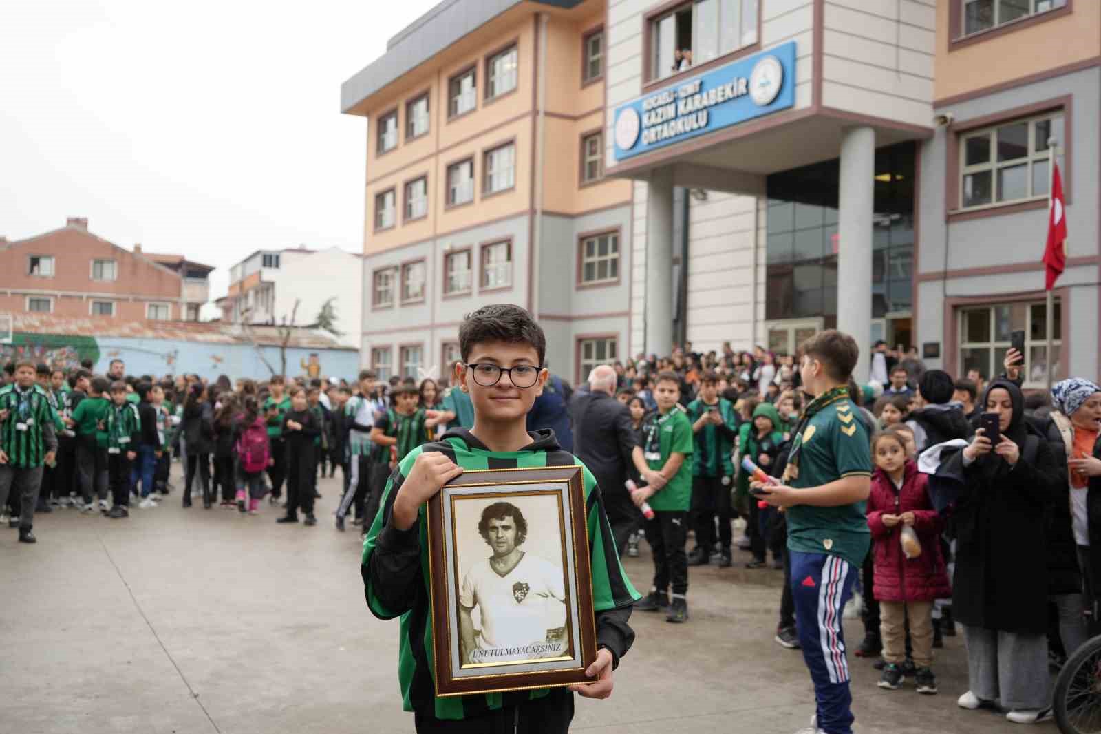 Çocuklar, Kocaelispor’un oyuncularını meşalelerle karşıladı
