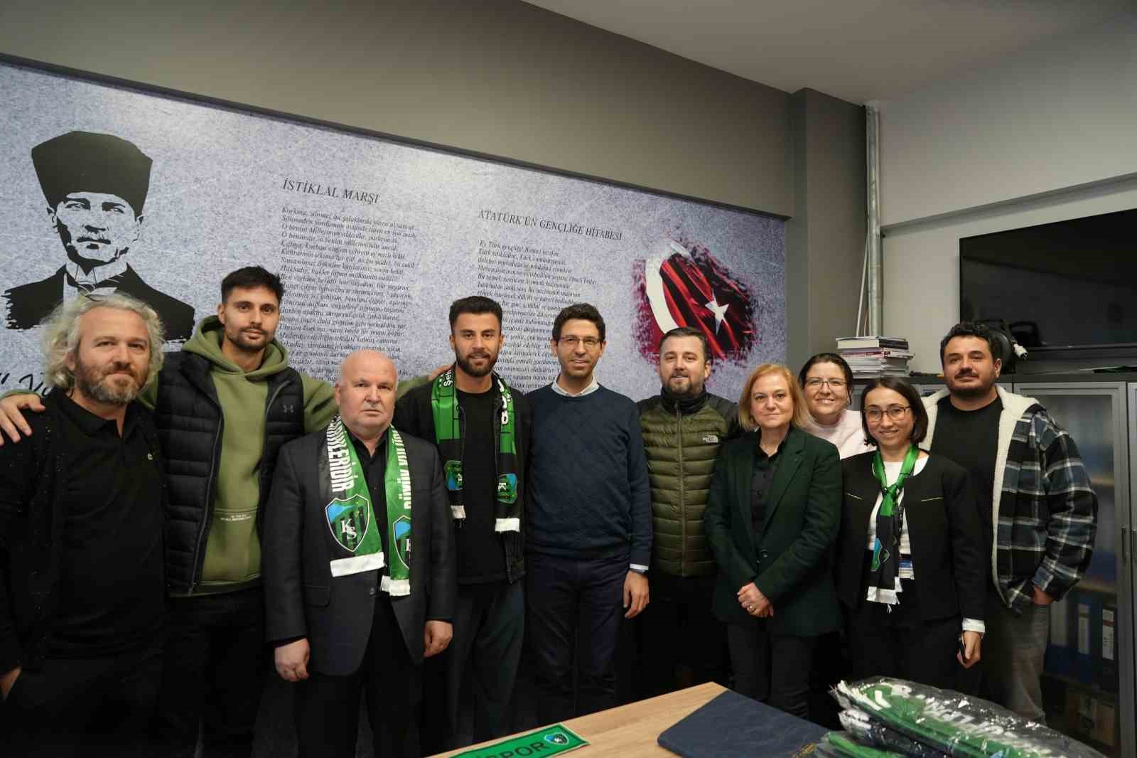 Çocuklar, Kocaelispor’un oyuncularını meşalelerle karşıladı
