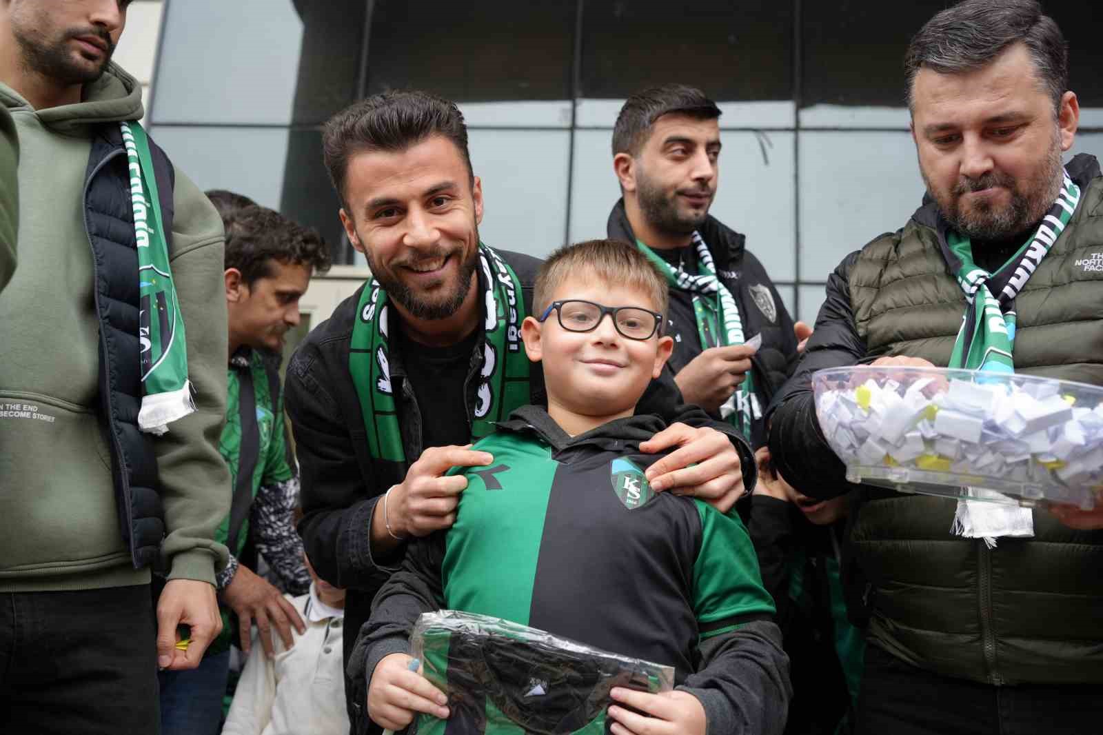 Çocuklar, Kocaelispor’un oyuncularını meşalelerle karşıladı
