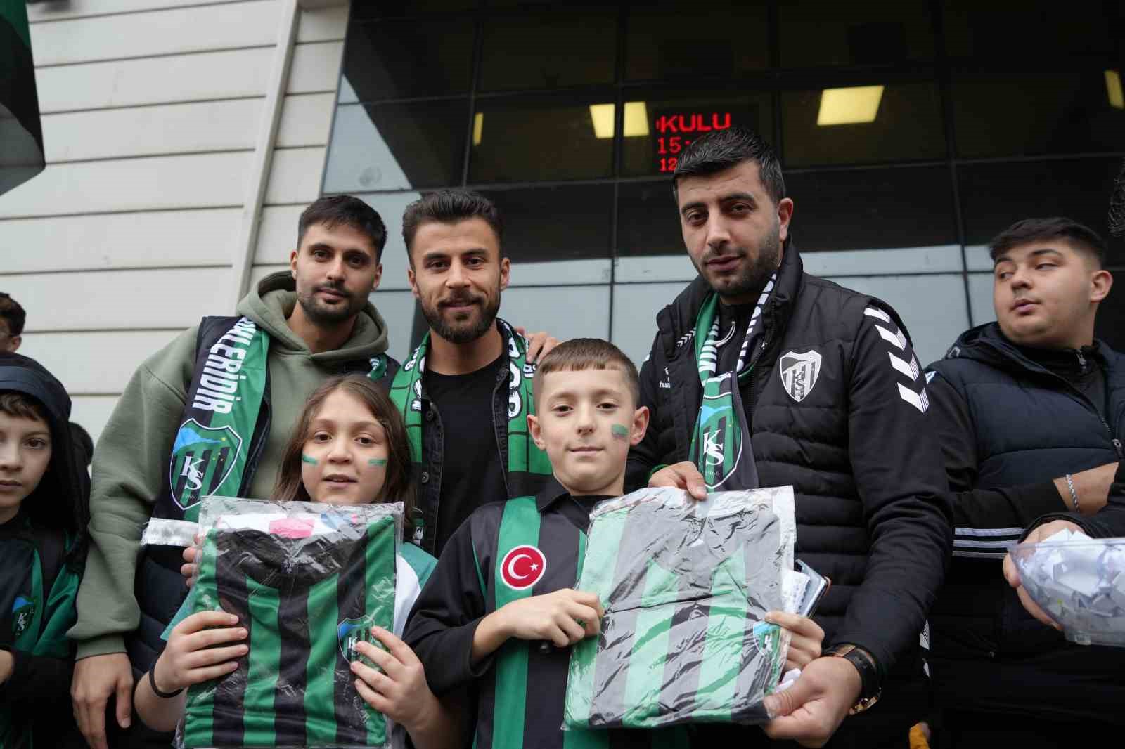 Çocuklar, Kocaelispor’un oyuncularını meşalelerle karşıladı
