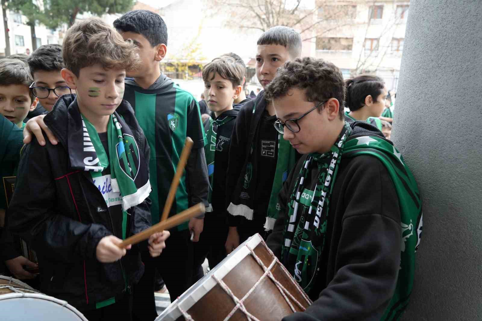 Çocuklar, Kocaelispor’un oyuncularını meşalelerle karşıladı
