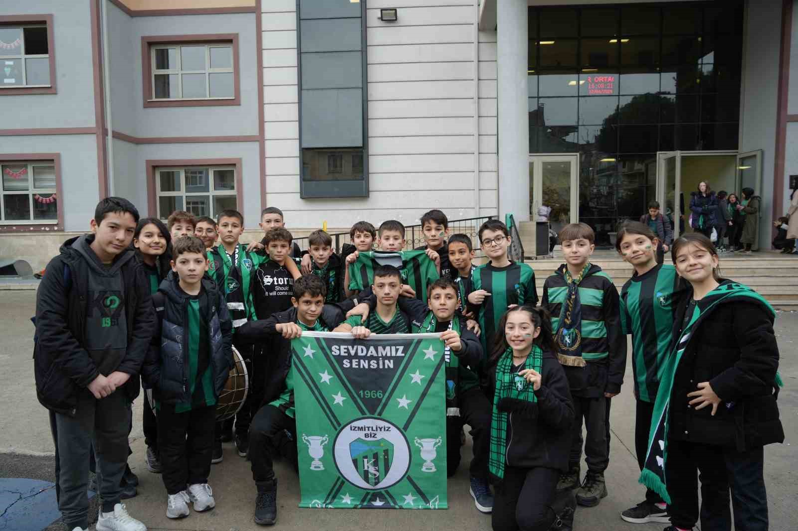 Çocuklar, Kocaelispor’un oyuncularını meşalelerle karşıladı
