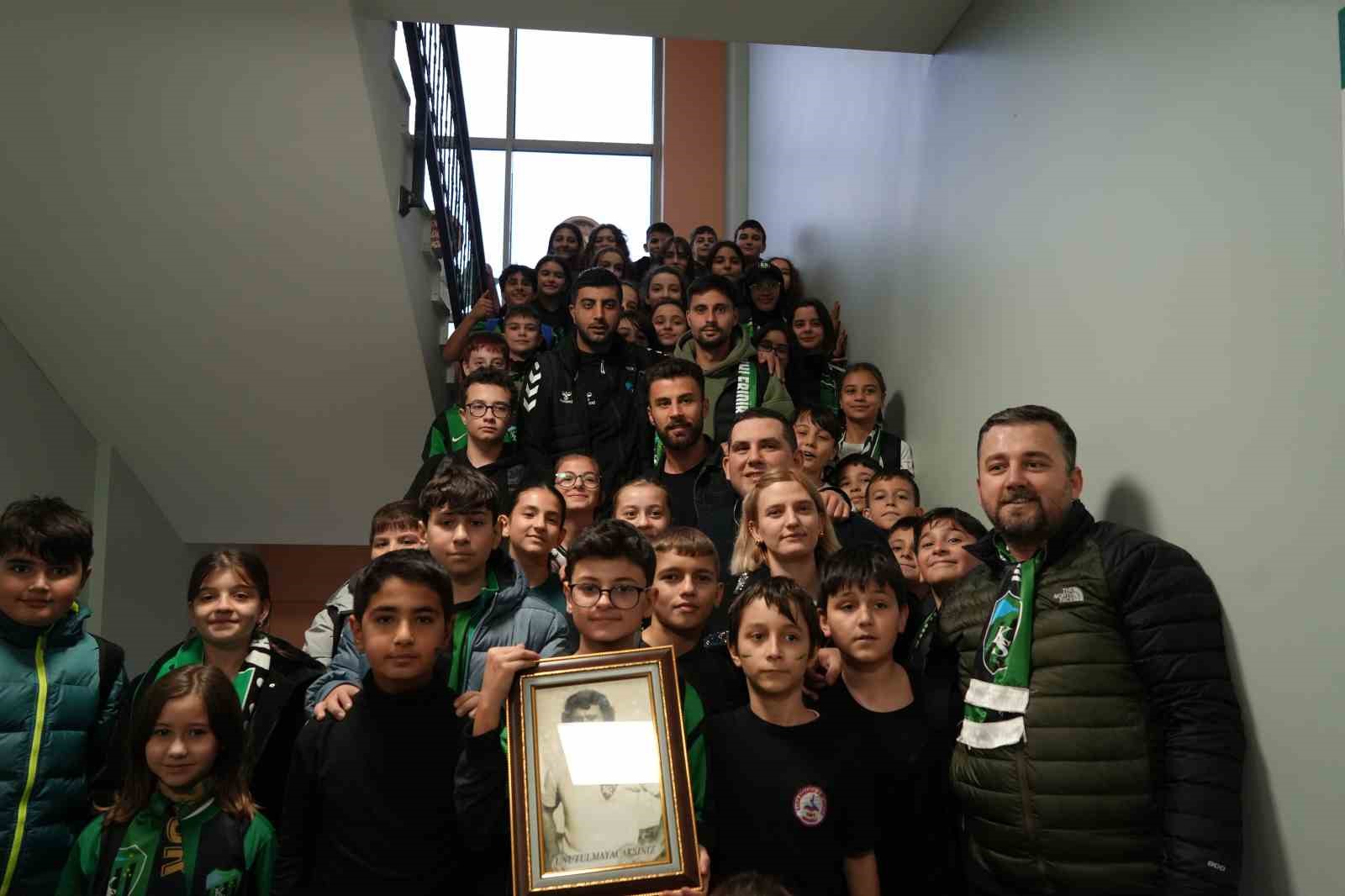 Çocuklar, Kocaelispor’un oyuncularını meşalelerle karşıladı
