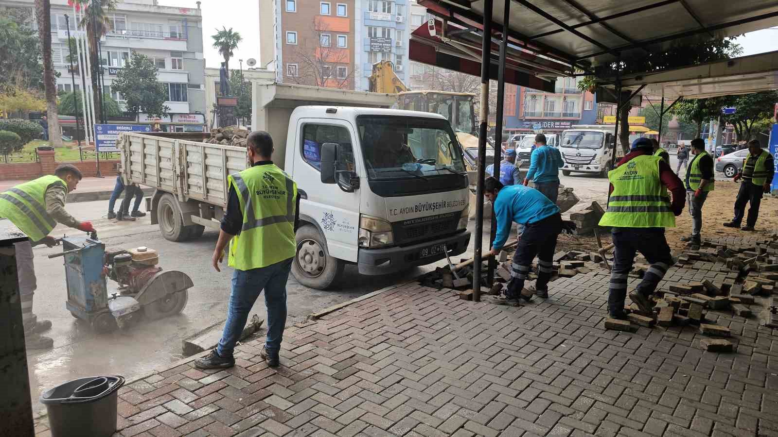 Aydın BŞB’nin Nazilli İstasyon Meydanı’ndaki 2. Etap çalışmaları başladı
