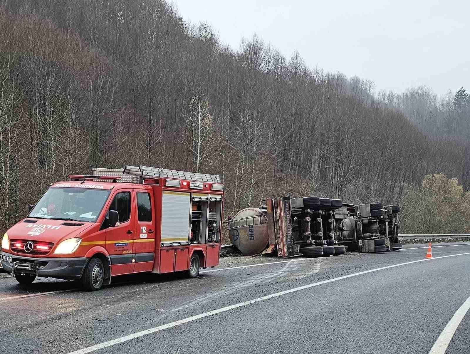 Asit taşıyan tırın devrildiği kaza yerinde AFAD ekibi gaz ölçümü yaptı
