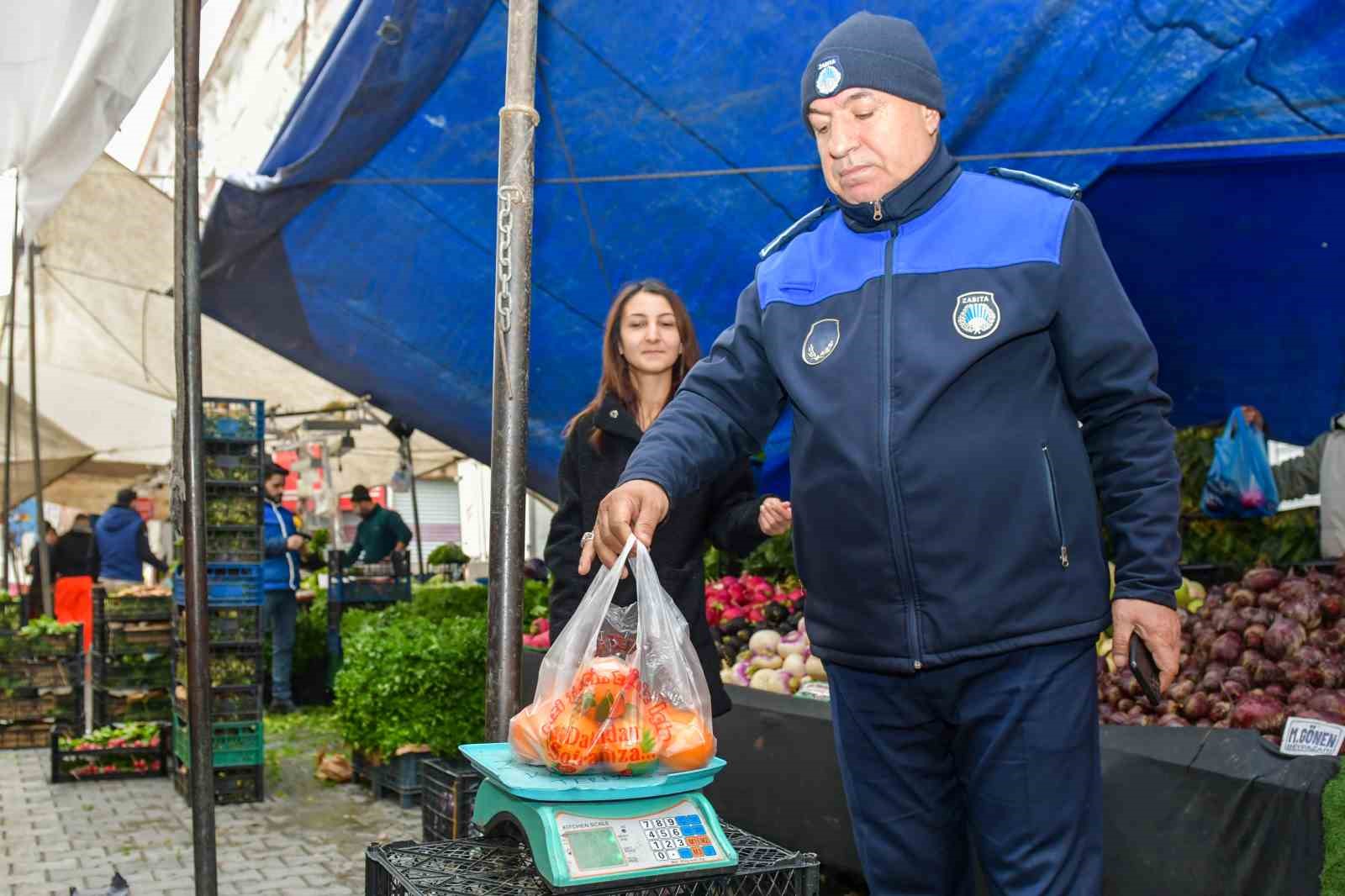 Esenyurt’ta güvenli alışveriş için pazarlar denetleniyor
