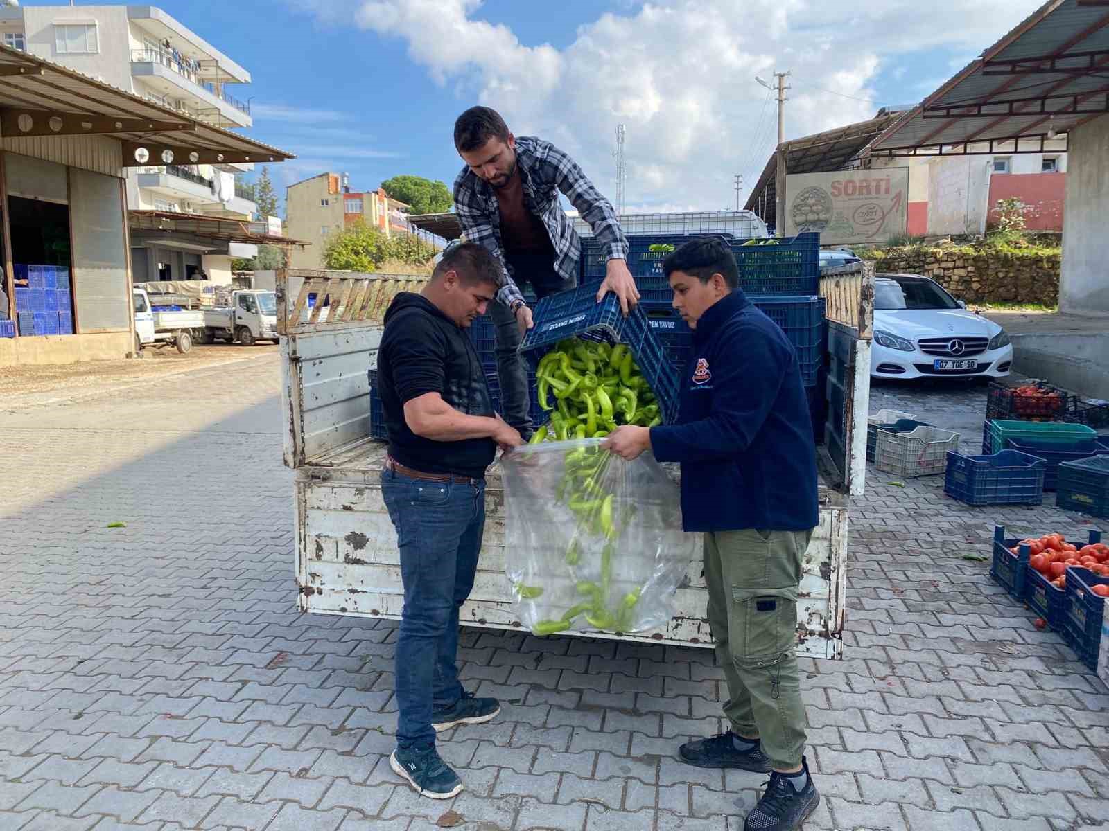 Halde yevmiye ile çalışan Suriye uyruklu genç, bulduğu 315 bin liralık çeki sahibine teslim etti
