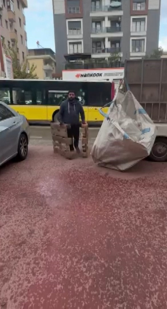 Maltepe’de palet hırsızlığı: Çaldı, yuvarlandı, yakalandı
