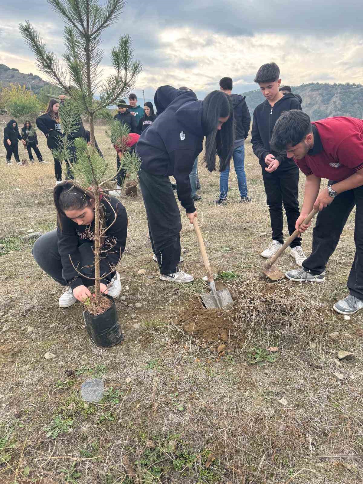 Lise öğrencileri fidanları toprakla buluşturdu
