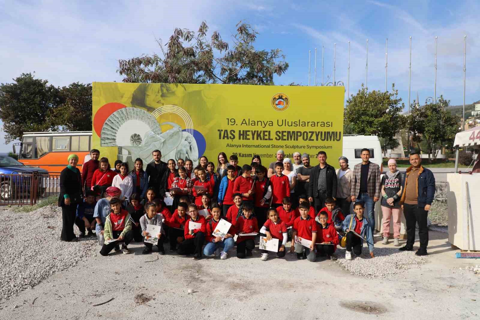 Alanya’da öğrenciler sanatla tanışıyor
