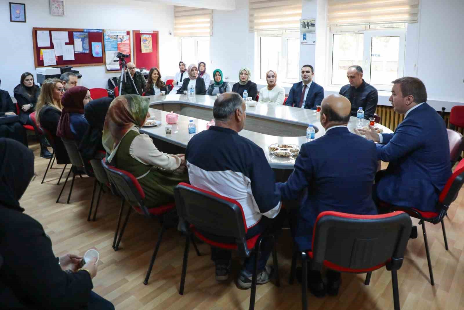 Vali Aydoğdu, Şehit Jandarma Er Fatih Çaybaşı Ortaokulunda incelemede bulundu
