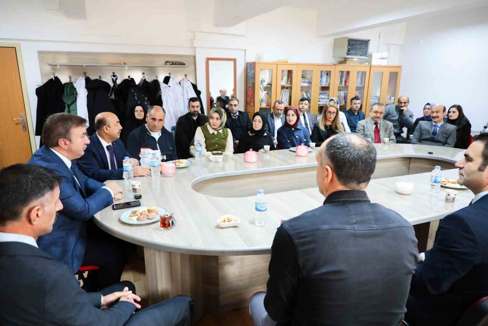 Vali Aydoğdu, Şehit Jandarma Er Fatih Çaybaşı Ortaokulunda incelemede bulundu
