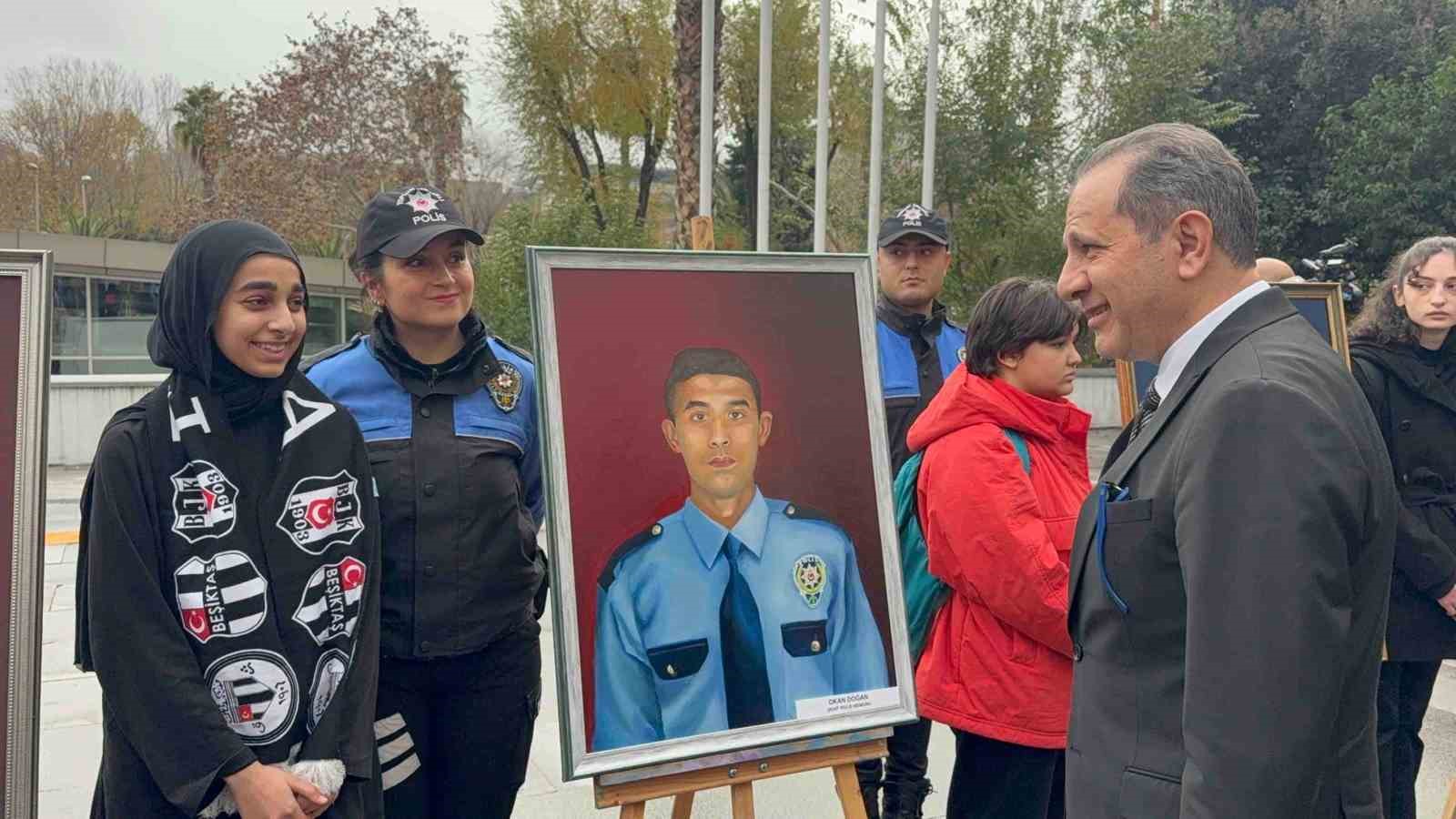 Güzel sanatlar lisesi öğrencilerinden Beşiktaş’taki şehit polislere vefa
