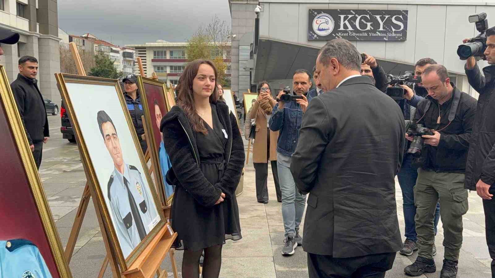 Güzel sanatlar lisesi öğrencilerinden Beşiktaş’taki şehit polislere vefa
