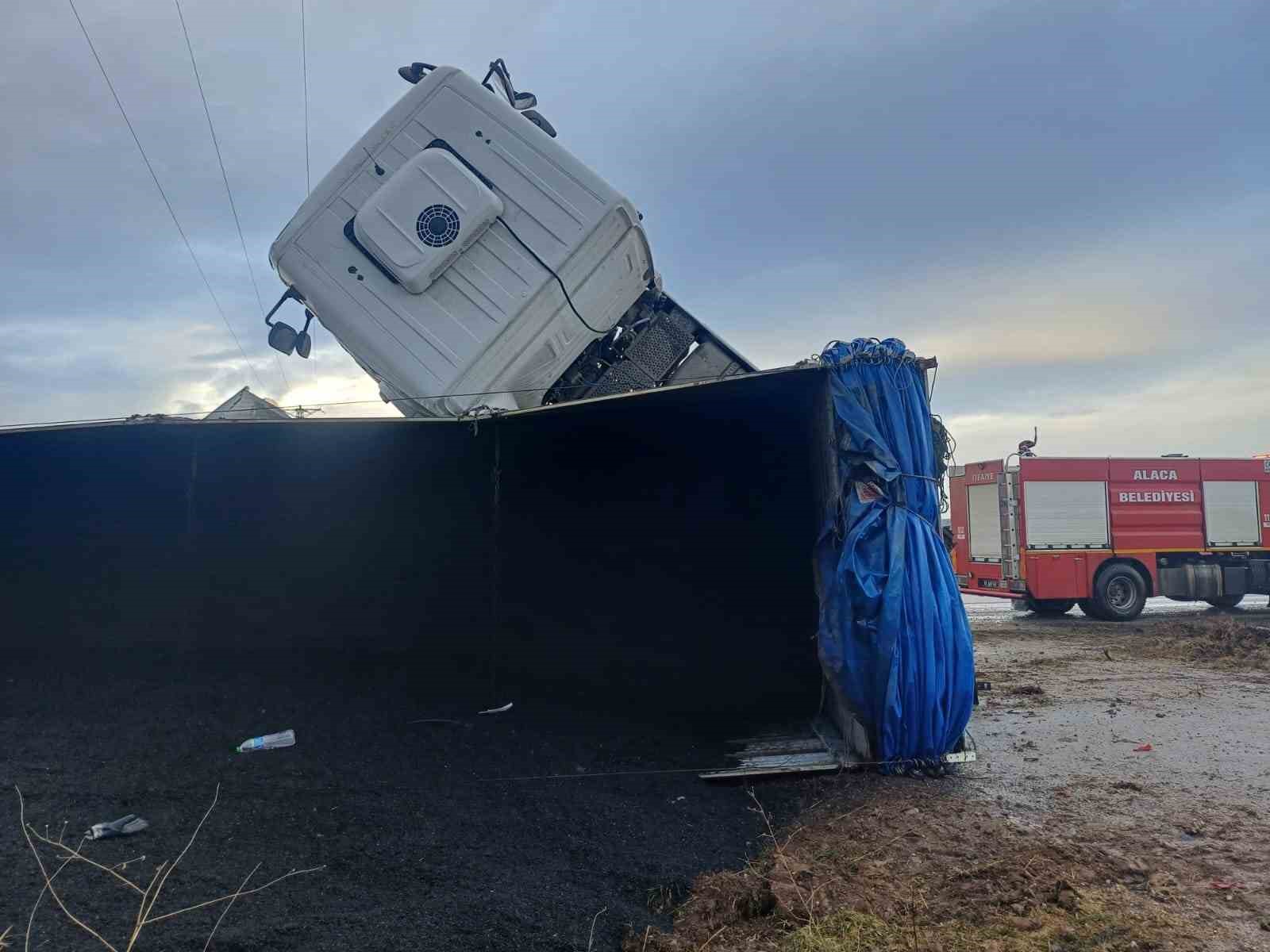 Devrilen tırın kabini havada asılı kaldı
