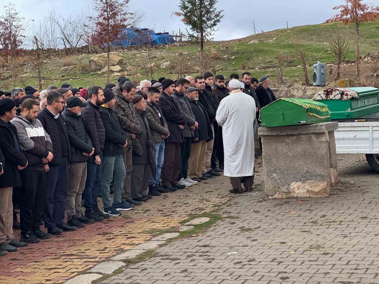 Akraba ziyaretine giderken kazada ölen çift toprağa verildi
