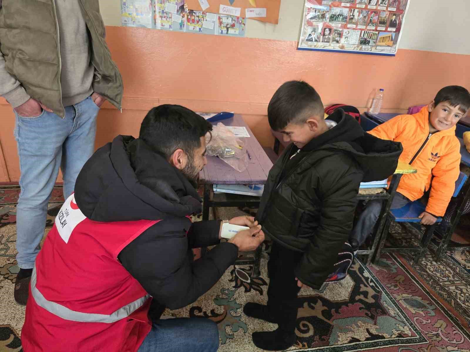 Diyadin Kızılay Şubesi yöneticileri köy ziyaretlerine devam ediyor
