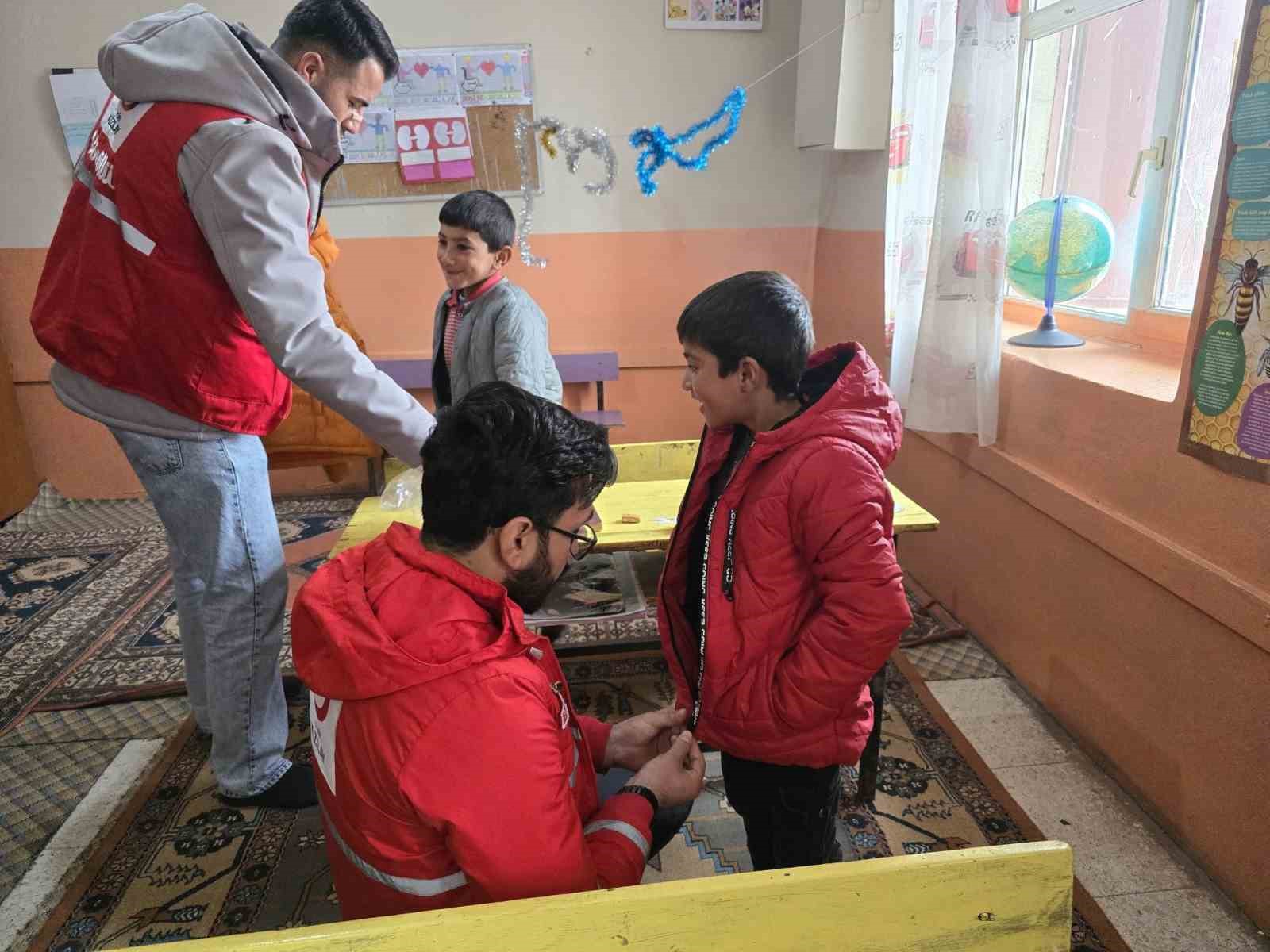 Diyadin Kızılay Şubesi yöneticileri köy ziyaretlerine devam ediyor
