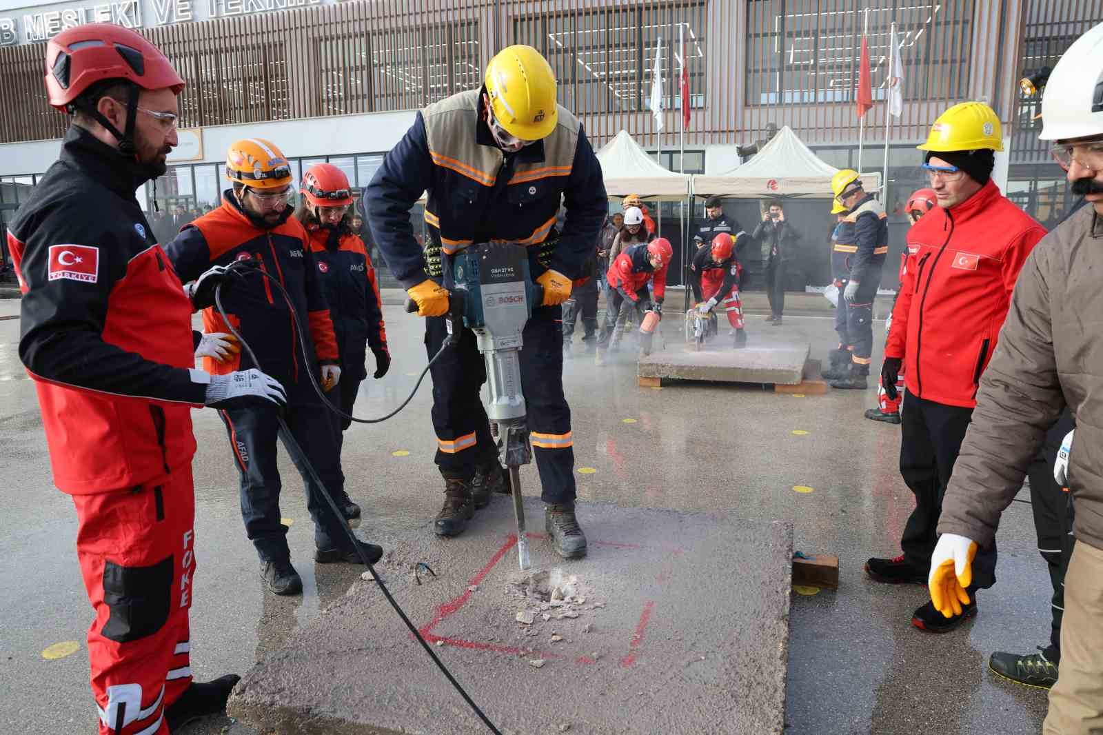 Arama kurtarma eğitimini tamamlayan 446 kişiye sertifika
