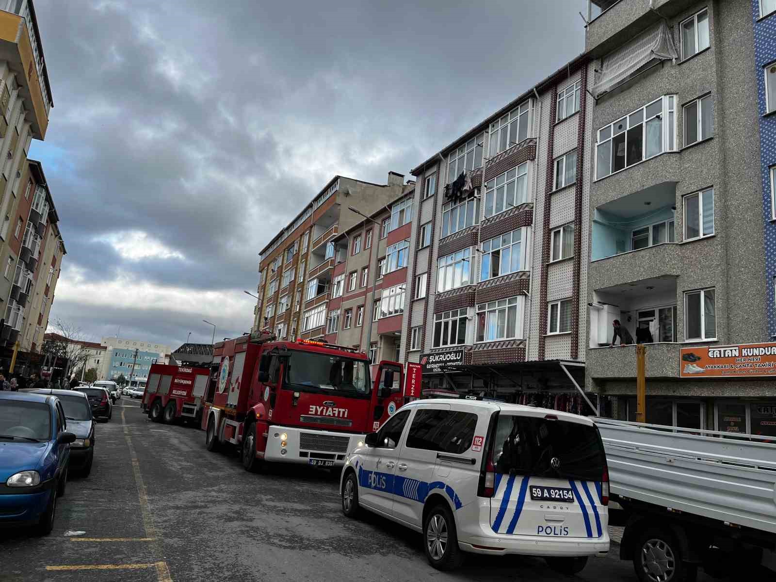 Apartman dairesinde yangın: Anne ve çocuğu dumandan etkilendi
