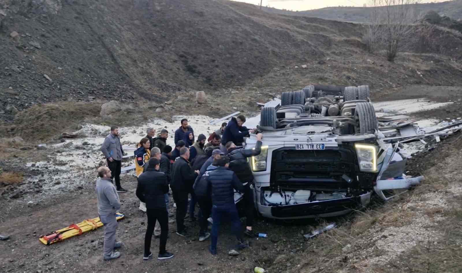 Pirinç yüklü tır şarampole devrildi: Kabinde sıkışan yaralılar için ekipler seferber oldu
