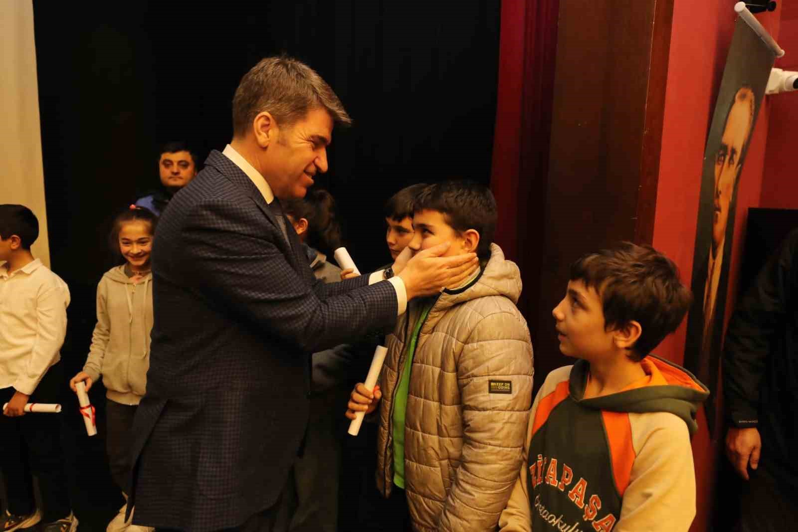 Amasya polisi ‘Geleceğe Birlikte Yürüyelim Projesi’ ile 8 bine yakın çocuk ve gence ulaştı
