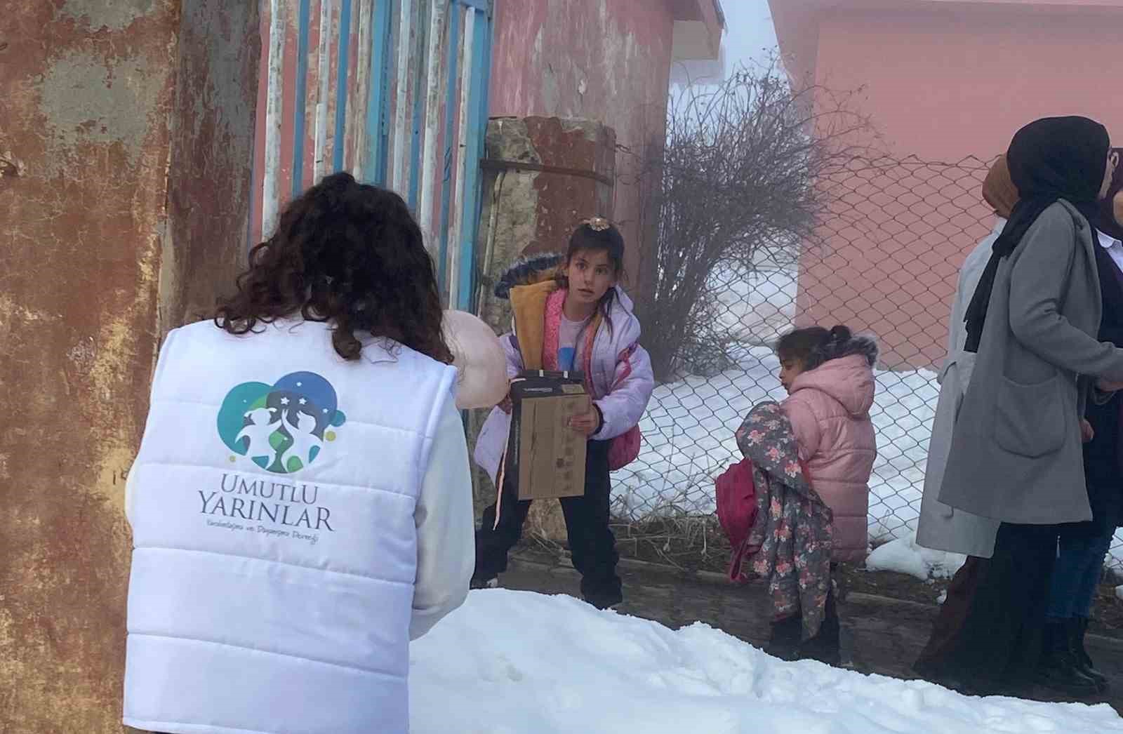 Köy okullarında Umutlu Yarınlar Derneği’nden anlamlı destek
